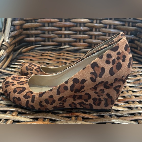 Chinese Laundry Round Toe Leopard
Wedges Heels Women Size 7.5 - Picture 10 of 11